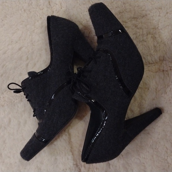 Stuart Weitzman Wool and Patent Leather Lace Up Oxford Heel Booties Size 7 1/2 - Picture 9 of 12